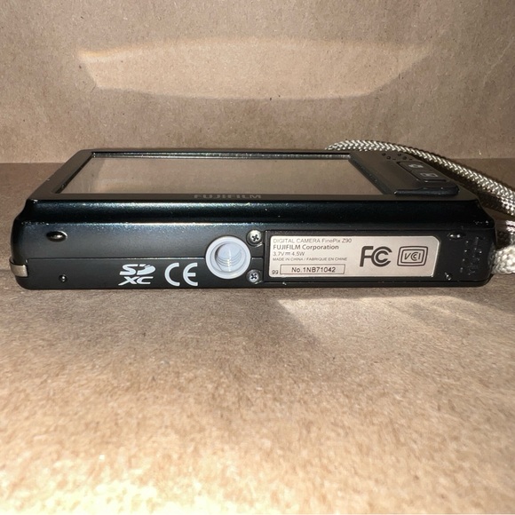 Fujifilm Finepix Z90 14.2 MP Digital Camera (Camera and charger) - Picture 5 of 9